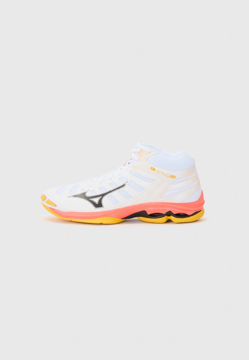 Wysokie buty sportowe z białej siateczki z akcentami w różowym i żółtym kolorze na podeszwie. Posiadają czarne logo oraz teksturowany design cholewki dla lepszego wsparcia.