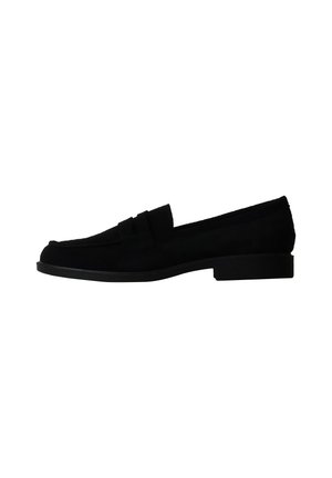 Mocassin en daim noir avec petit talon, design moc toe et détail de bride sur le dessus, présenté de profil sur fond blanc.
