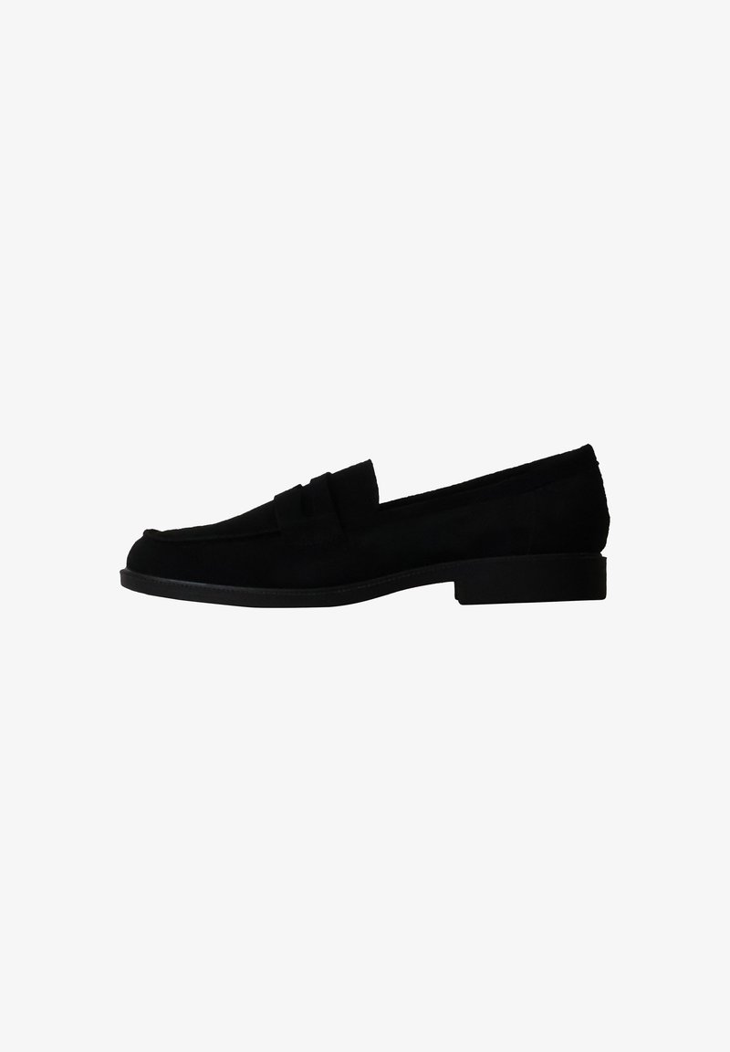 Mocassin en daim noir avec petit talon, design moc toe et détail de bride sur le dessus, présenté de profil sur fond blanc.