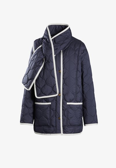 Jūras flotes kviltots mētelis ar baltu apdari, ar augstu apkakli, priekšējiem pogām un divām priekšējām kabatām. Iekļauta pievienota šalle.