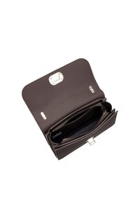 Portafoglio in pelle nera con più scomparti, hardware dorato e sezioni con zip. Texture liscia e forma rettangolare. Vista aperta.