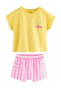T-shirt en coton jaune avec une poche brodée de cerises et des manches courtes, associé à un short rayé rose et blanc avec des poches latérales.