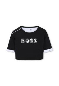 Top corto nero con maniche corte, caratterizzato da un accento bianco sui polsini e una grafica audace "BOSS" in design a righe sulla parte anteriore.