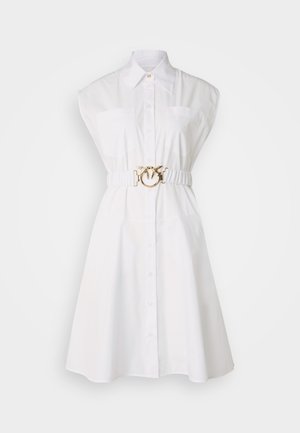 Abito camicia bianco con maniche corte, chiusura a bottoni e due tasche sul petto; vita arricciata con una cintura dorata con dettagli del logo.