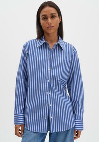 Blau-weiß gestreiftes Hemd mit Knöpfen, langen Ärmeln, klassischem Kragen und Manschetten; aus glattem, leichtem Stoff gefertigt.