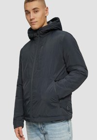 Schwarze isolierte Jacke mit Kapuze, ausgestattet mit einem Reißverschluss, zwei Seitentaschen und einer glatten, leicht glänzenden Textur.