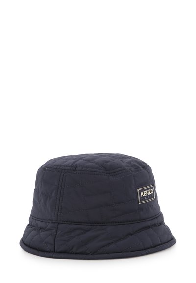 Chapeau seau matelassé bleu marine avec un large bord et un badge rectangulaire Kenzo Paris à l'avant, mettant en avant un tissu lisse et texturé.