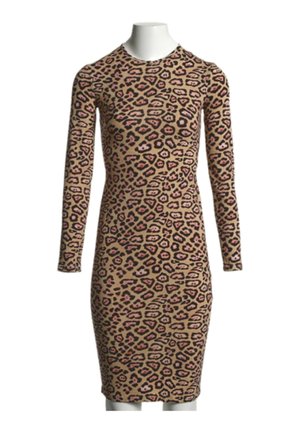 Bodycon-mekko pitkähihainen ja leopardikuvio ruskeissa, mustissa ja vaaleanpunaisissa sävyissä valkoisella mallinukella.