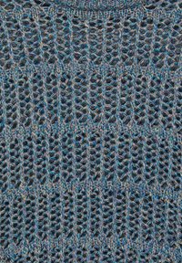 Nahaufnahme eines mehrfarbigen Strickstoffs in Blau, Grau und Beige mit komplizierten vertikalen und horizontalen Musterungen.