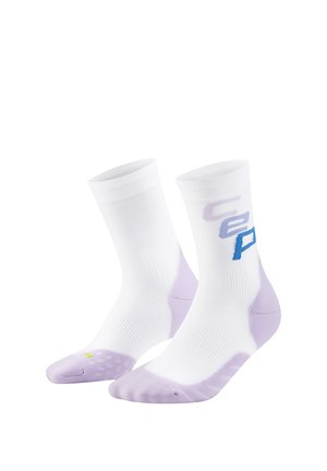 Weiße Crew-Socken mit hellvioletten Fersen und Zehen, mit einem blau-lila grafischen Design an den Seiten.