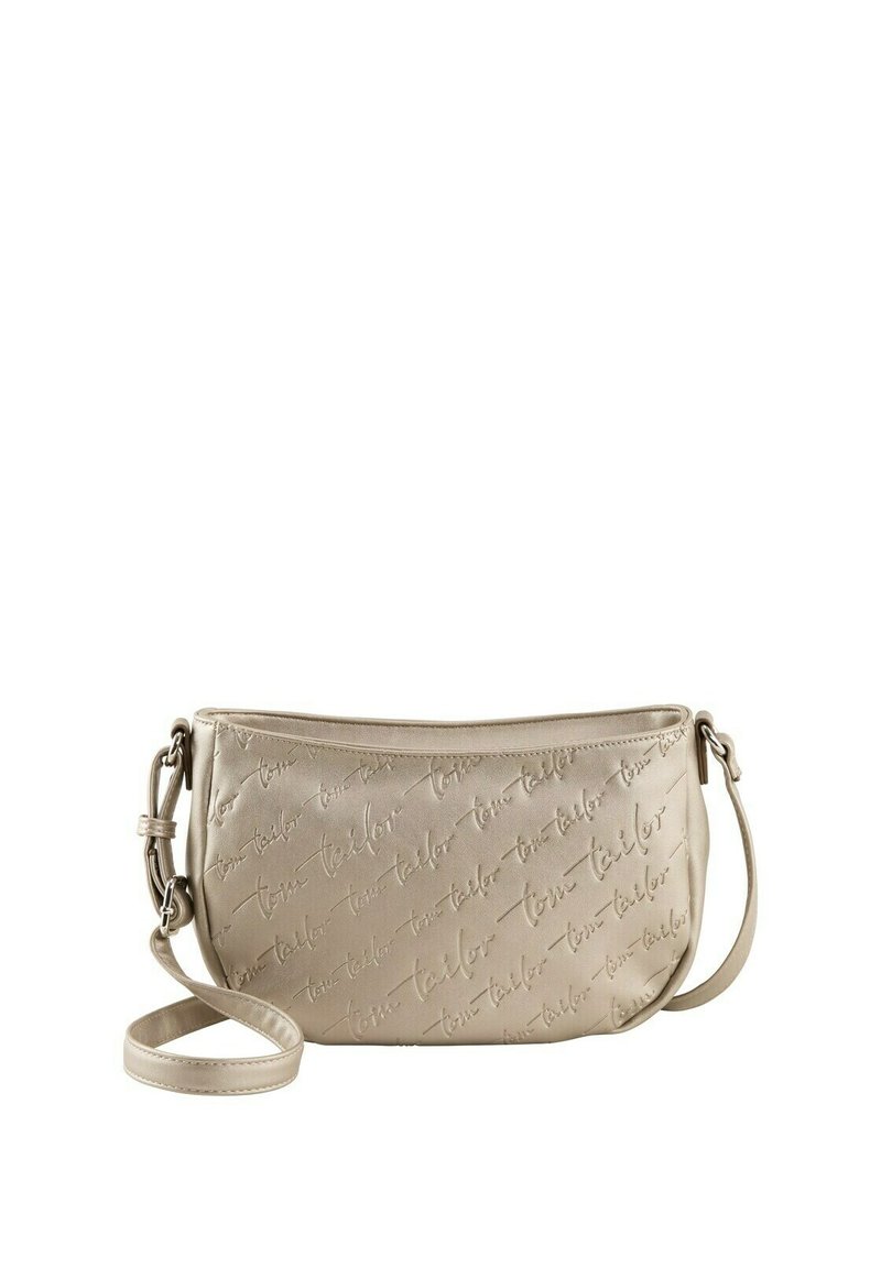 Bolso bandolera beige hecho de cuero texturizado, con logotipo en relieve. Incluye un diseño plano y una correa ajustable.