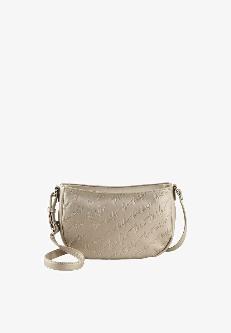 Bolso bandolera beige hecho de cuero texturizado, con logotipo en relieve. Incluye un diseño plano y una correa ajustable.
