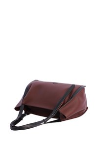 Bolso de cuero texturizado marrón con acentos negros, que presenta un diseño plegable y correas ajustables. Sin logotipos ni patrones visibles.