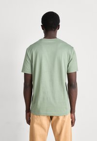 GANT SHIELD - T-shirts - dry green