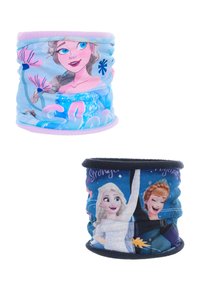 Twee ronde stoffen nektubes; de ene heeft een lichtblauw ontwerp met een figuur en bloemen, de andere is donkerblauw met twee figuren en tekst.