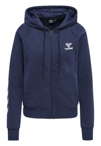 Marinblå zip-up hoodie med texturerad yta, raglanärmar och vitt logotyp. Har en dragsko i huvan och sid paneler med chevron accenter.