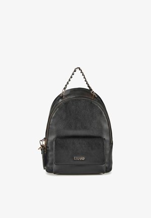 Sac à dos en cuir noir texturé avec une poche frontale, une poignée supérieure à chaîne dorée, une fermeture éclair dorée, et le logo "LIU JO" sur la poche.