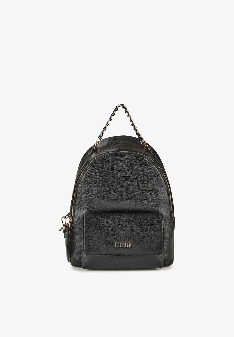 Sac à dos en cuir noir texturé avec une poche frontale, une poignée supérieure à chaîne dorée, une fermeture éclair dorée, et le logo "LIU JO" sur la poche.