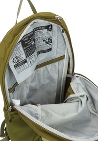 Mochila de color verde oliva con un compartimento con cremallera. El interior cuenta con un forro gris, múltiples bolsillos e instrucciones de emergencia impresas en un panel.