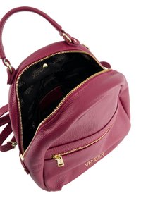 Burgunderfarbene Leder-Rucksack mit goldenem Zubehör, Reißverschlussfächern und geprägt "VENEZIA" Logo. Texturierte Oberfläche mit geräumigem Innenraum.