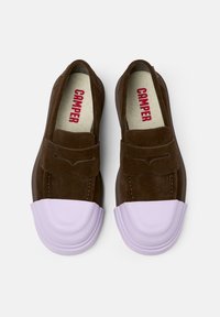 Braune Wildleder-slipper mit einer lavendelfarbenen Gummispitze und dekorativem Riemen. Verfügt über eine strukturierte Sohle und rote 'Camper'-Markierung innen.