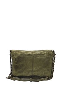 Sac bandoulière en cuir vert olive avec une texture brillante, sangle en chaîne et accents cousus. Forme rectangulaire avec une fermeture supérieure pliée.