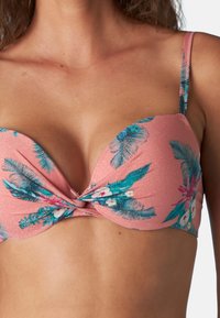 Top bikini rosa con motivi floreali in teal e bianco, coppe strutturate con un frontale attorcigliato e spalline sottili regolabili.