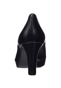 Chaussure à talon aigu en cuir noir avec un bout pointu et une texture lisse, présentant un talon effilé et des détails de couture subtils.