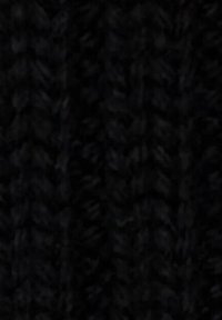 Tessuto in maglia nera caratterizzato da un motivo testurizzato con trecce in rilievo. La texture appare morbida e densa, creando un aspetto accogliente.