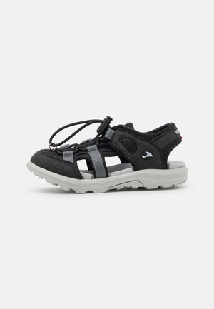 Sort og grå sandal med åndbart design, elastiske snørebånd og en tekstureret gummisål for greb. Detaljer inkluderer en logo på hælen.