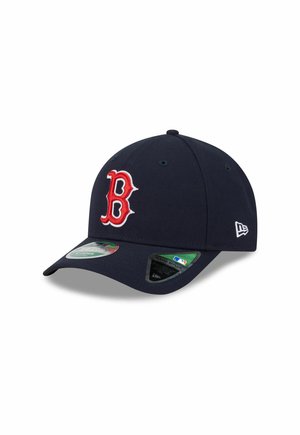 Cappellino da baseball di colore navy realizzato in tessuto, con il logo ricamato in rosso a forma di "B" sulla parte anteriore, visiera curva e aperture di ventilazione.