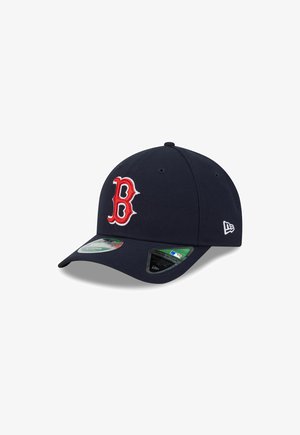 Cappellino da baseball di colore navy realizzato in tessuto, con il logo ricamato in rosso a forma di "B" sulla parte anteriore, visiera curva e aperture di ventilazione.