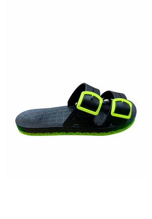 Sandalo slide nero con due cinturini regolabili e fibbie verde neon, soletta strutturata e bordo suola verde neon, isolato su sfondo bianco.