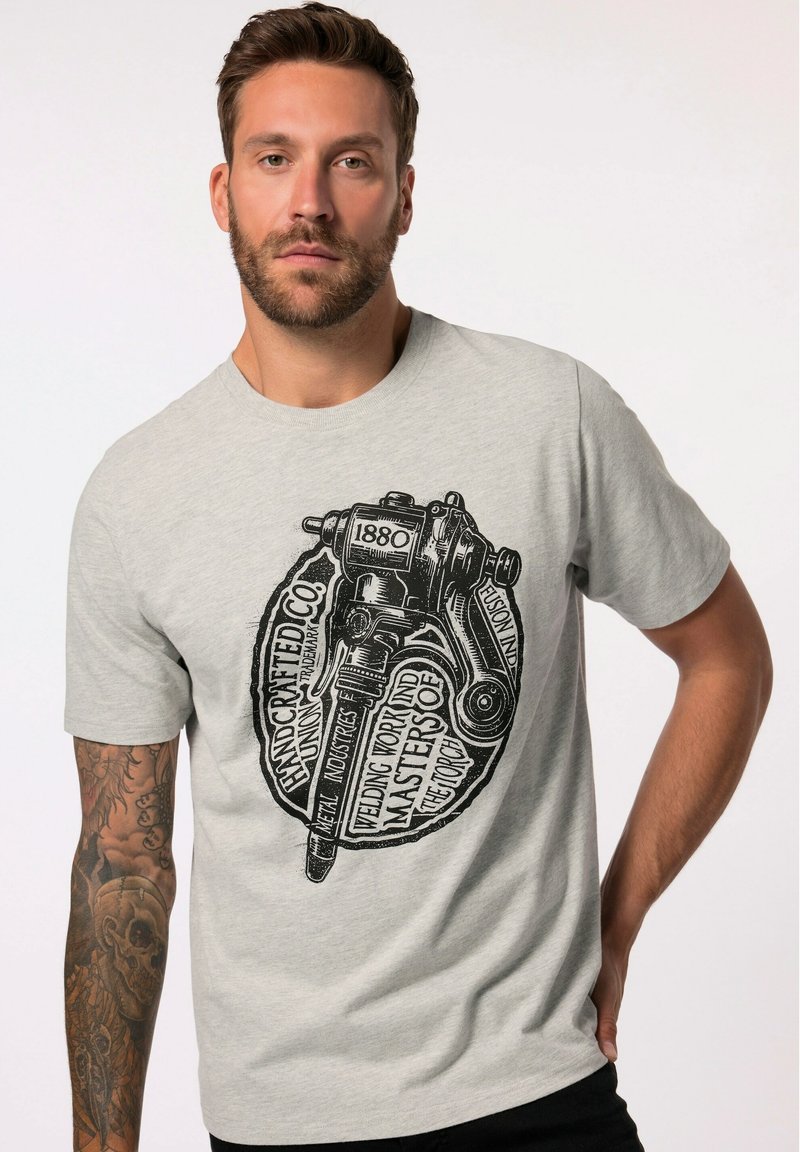 Grå bomulds t-shirt med trykt sort grafik af en vintage svejsemaskine og tekst, korte ærmer, rund halsudskæring.