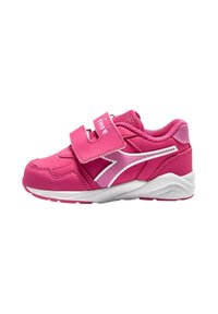 Sneaker rosa brillante con dettagli bianchi, cinturino in velcro, parte superiore testurizzata, suola imbottita e punta arrotondata. Design leggero per una facile vestibilità.