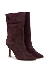 Stivaletti alla caviglia in suede viola con punta affusolata e tacco stiletto sottile, caratterizzati da un design con alti fianchi per un look rilassato.