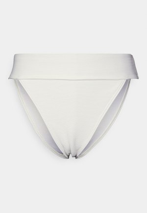 Bas de bikini blanc à côtes avec une large taille repliée et une texture lisse et soyeuse ; conçu pour une silhouette ajustée.