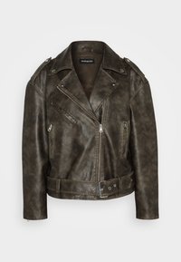 Veste de moto en simili cuir marron avec une fermeture éclair asymétrique, des épaulettes, plusieurs poches zippées et une taille ceinturée. Texture lisse.