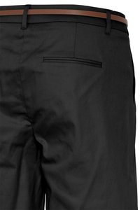 Sorte formelle bukser med et brunt læderbælte og en enkelt baglomme med læbe på højre side.