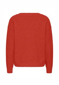 Maglione rosso lavorato a maglia con vestibilità rilassata, spalle scese e orlo a costine. Texture liscia con minimi dettagli. Vista posteriore mostrata.