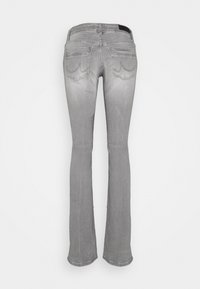 Los jeans de mezclilla gris acampanados tienen una cintura de altura media, dos bolsillos traseros con detalles de costura y una textura suave y desgastada.