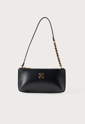 Bolso negro de piel para el hombro con un emblema dorado, cremallera y correa de piel y cadena, sobre un fondo liso.