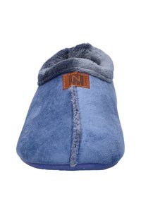 Blauwe suède slipper met een zachte, pluche voering, ronde neus en een bruine leren accentpatch met een "N"-logo.