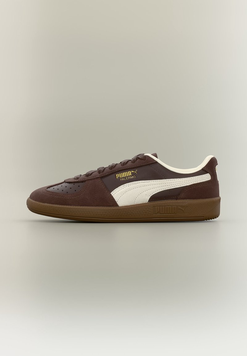Baskets Puma Palermo marron avec une bande blanche, semelle en gomme et logo Puma doré sur le côté, vues de l'extérieur.
