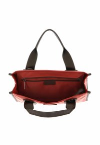Borsa a tracolla impermeabile rossa con manici in tessuto marrone, dotata di una tasca interna con zip e una superficie liscia e lucida.