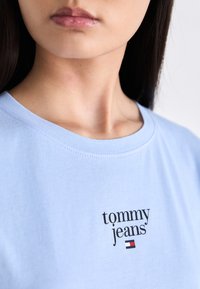 Tommy Jeans SLIM ESSENTIAL LOGO TEE - Βασικό μπλουζάκι - vessel blue