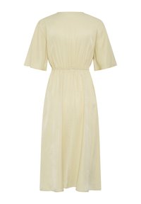 Robe midi couleur crème avec manches courtes, taille froncée et tissu lisse, vue de dos sur fond blanc.