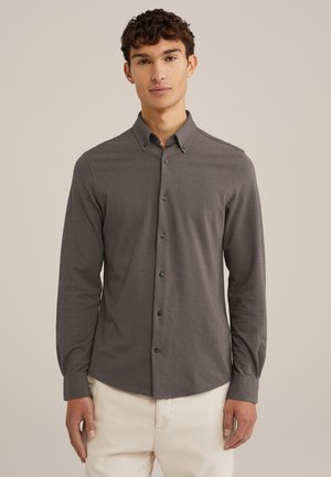 Camisa gris de botones en tela suave, con cuello, mangas largas y botones negros. Diseño sencillo con un pequeño detalle de logo en el pecho.