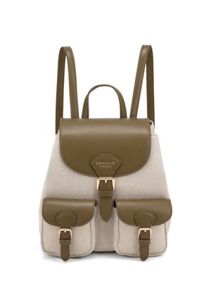 Petit sac à dos en toile beige avec fermetures à rabat en cuir vert olive, deux poches avant avec boucles et bretelles.