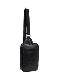 Borsa a tracolla in pelle nera con una superficie liscia, forma rettangolare, tasca frontale con zip e una tracolla regolabile in tessuto con dettagli in metallo dorato.